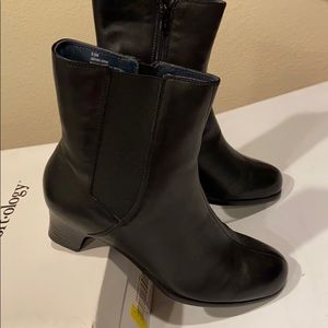 NIB Women’s Black Ankle Boots Size 9.5W